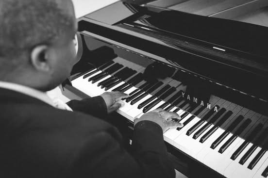 a man and woman kissing in a field